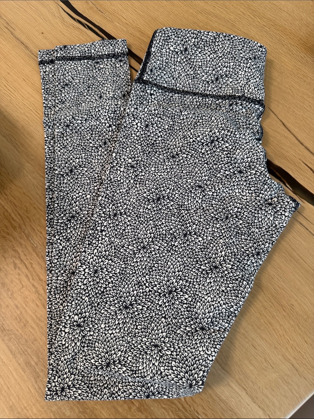 Lululemon rare - Wunde Under - black white petal pusher flower print legging - 4